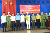 Lãnh đạo Công an huyện, xã Thuận Phú tặng hoa chúc mừng thiếu tá Vũ Văn Hùng