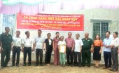 Bà Trần Thị Thúy nhận quyết định trao nhà của UBND huyện