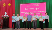 Đảng bộ thị trấn Tân Phú trao huy hiệu Đảng cho 4 đảng viên