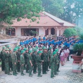 Học sinh Trường TH&THCS Đồng Tâm, TH Đồng Tiến cùng các chiến sĩ trẻ kho K882 viếng nghĩa trang liệt sĩ tỉnh.