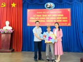 Trao huy hiệu 55 năm, 30 năm tuổi Đảng cho các đảng viên ở Thuận Phú