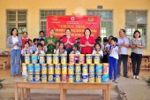 256 phần sữa tặng học sinh khó khăn tại xã Tân Hưng