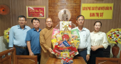 Lãnh đạo huyện Đồng Phú thăm, tặng quà nhân dịp Đại lễ Phật Đản 2024