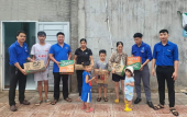 Tặng quà cho con em công nhân khó khăn tại Tân Phú