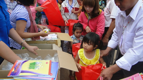 Đồng Phú: Trao quà cho hơn 850 học sinh khó khăn tại xã Đồng Tâm.