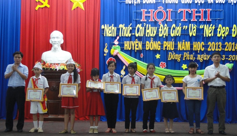 Đồng Phú: Tổ chức Hội thi nghi thức – chỉ huy đội giỏi và nét đẹp đội viên năm 2014