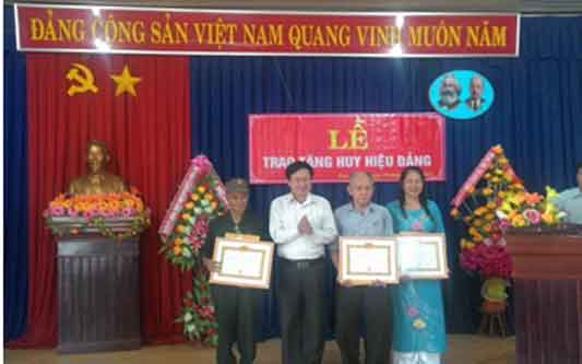 Đồng phú trao tặng huy hiệu Đảng cho 4 đảng viên xã Tân Phước.