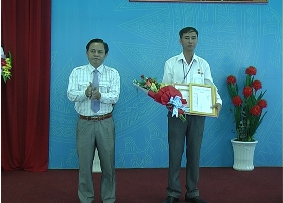 Đồng Phú: Trao tặng huy hiệu 30 năm tuổi Đảng cho  đồng chí PCT UBND huyện Nguyễn Văn Tặng