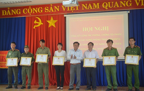 Chủ tịch UBND huyện Trần Văn Vinh tặng Giấy khen cho các cá nhân