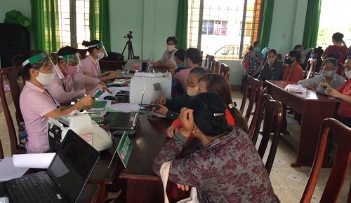 Ngân hàng chính sách xã hội huyện Đồng Phú thực hiện giải ngân cho người dân tại Điểm giao dịch xã Đồng Tiến trong mùa dịch bệnh Covid-19