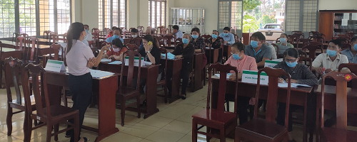 Hình ảnh: Một buổi giao dịch xã của NHCSXH huyện tại xã Thuận Phú trong thời điểm bùng phát dịch bệnh Covid-19
