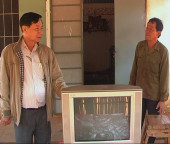 Ông Nguyễn Thành Chương-Chủ tịch UBND huyện Đồng Phú tặng tivi cho gia đình anh Ngô Văn Kha