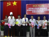 Bà Trần Tuyết Minh- Phó Ban Tuyên giáo Tỉnh ủy trao tặng kỷ niệm chương cho các đồng chí có nhiều đóng góp cho công tác tuyên giáo huyện Đồng Phú