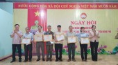 Lãnh đạo huyện và Thị trấn Tân Phú tặng giấy khen các hộ gia đình tiêu biểu