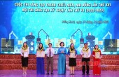 Bà Võ Trúc Quỳnh, Phó trưởng phòng Giáo dục và Đào tạo Đồng Phú nhận giải toàn đoàn Cuộc thi Sáng tạo thanh thiếu niên, nhi đồng