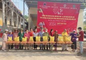 Hàng trăm người dân xã Tân Tiến được khám, cấp phát thuốc miễn phí và tặng quà