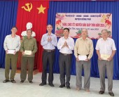 Lãnh đạo huyện thăm, chúc tết đảng viên cao tuổi và đảng viên khó khăn tại xã Tân Tiến