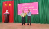 Tân Phú trao Huy hiệu 45 năm tuổi Đảng