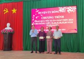 Đồng Phú tặng quà đảng viên cao tuổi thị trấn Tân Phú