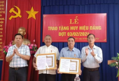 Đồng Tiến trao huy hiệu đảng cho 2 đảng viên