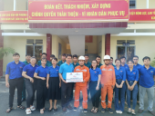 Tỉnh đoàn Bình Phước bàn giao kinh phí xây dựng công trình “Thắp sáng đường quê” tại thị trấn Tân Phú