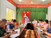 Thành viên Ban đại diện Hội đồng quản trị Ngân hàng Chính sách xã hội huyện thực hiện kiểm tra, giám sát nguồn vốn tín dụng chính sách tại xã Thuận Phú