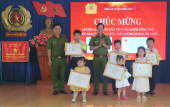 Đồng Phú trao thẻ Căn cước cho 6 công dân dưới 14 tuổi