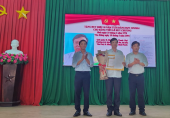 Bí thư Huyện ủy Nguyễn Quốc Dũng trao huy hiệu đảng cho đảng viên Lê Huy Chương
