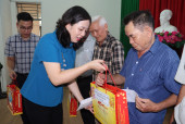 Đoàn Đại biểu Quốc hội tỉnh thăm tặng quà gia đình chính sách huyện Đồng Phú