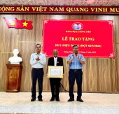 Đồng Tiến trao Huy hiệu 55, 40 năm tuổi Đảng cho đảng viên