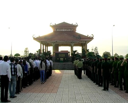 Đồng Phú viếng nhà bia tưởng niệm các anh hùng liệt sĩ nhân kỷ niệm ngày thành lâp Quân đội nhân dân Việt Nam
