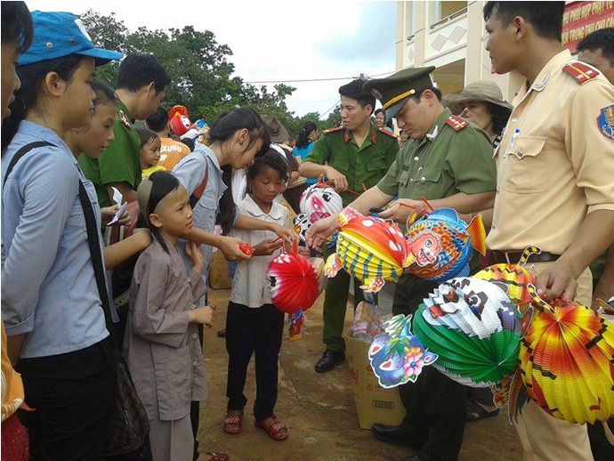 Công an huyện Đồng Phú tặng 1200 phần quà trung thu tại xã Đồng Tiến và Thuận Lợi