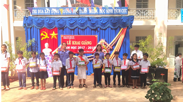 Viện kiểm sát nhân dân huyện Đồng Phú tặng quà cho học sinh nghèo nhân ngày khai trường