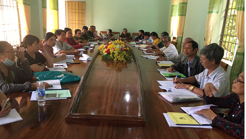 Hình ảnh: Một buổi họp giao ban giữa NHCSXH huyện với hội, đoàn thể nhận ủy thác và các Tổ TK&VV tại điểm Giao dịch xã Đồng Tâm
