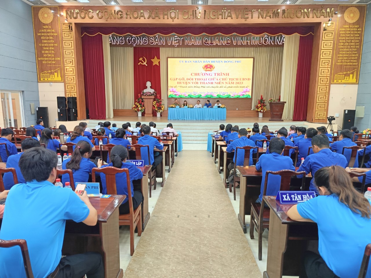 Đông đảo cán bộ đoàn và đoàn viên thanh niên đã tham gia để được đối thoại với lãnh đạo huyện Đồng Phú