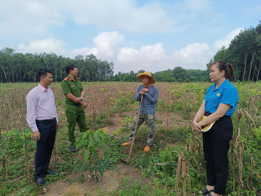 Ngân hàng CSXH huyện phối hợp cùng công an huyện và tổ chức chính trị - xã hội cấp xã thực hiện kiểm tra việc sử dụng vốn đối với NCHXAPT