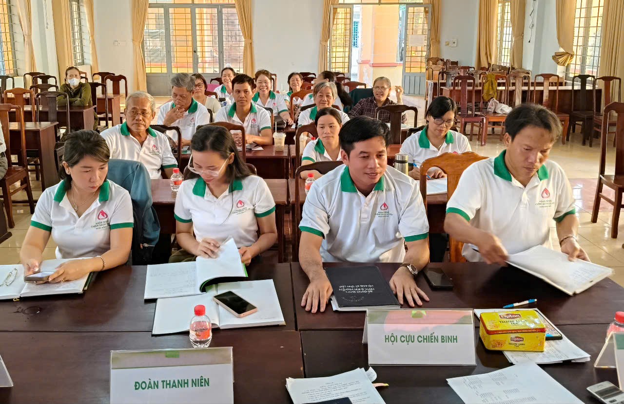 Lãnh đạo hội đoàn thể xã và Các tổ trưởng Tổ Tiết kiệm và vay vốn xã Tân Lập tại hội nghị